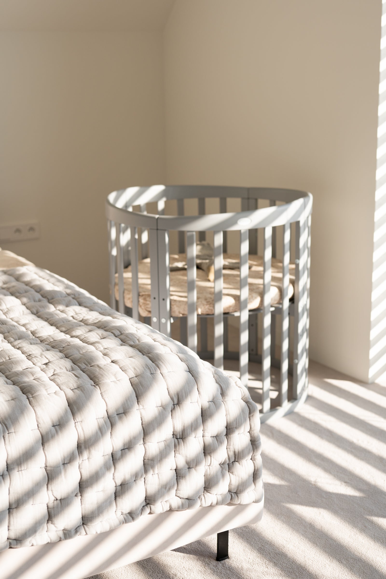 7in1 Babybett Oval Grau Bundle – inkl. Bett-Set, Matratze & Betthimmel