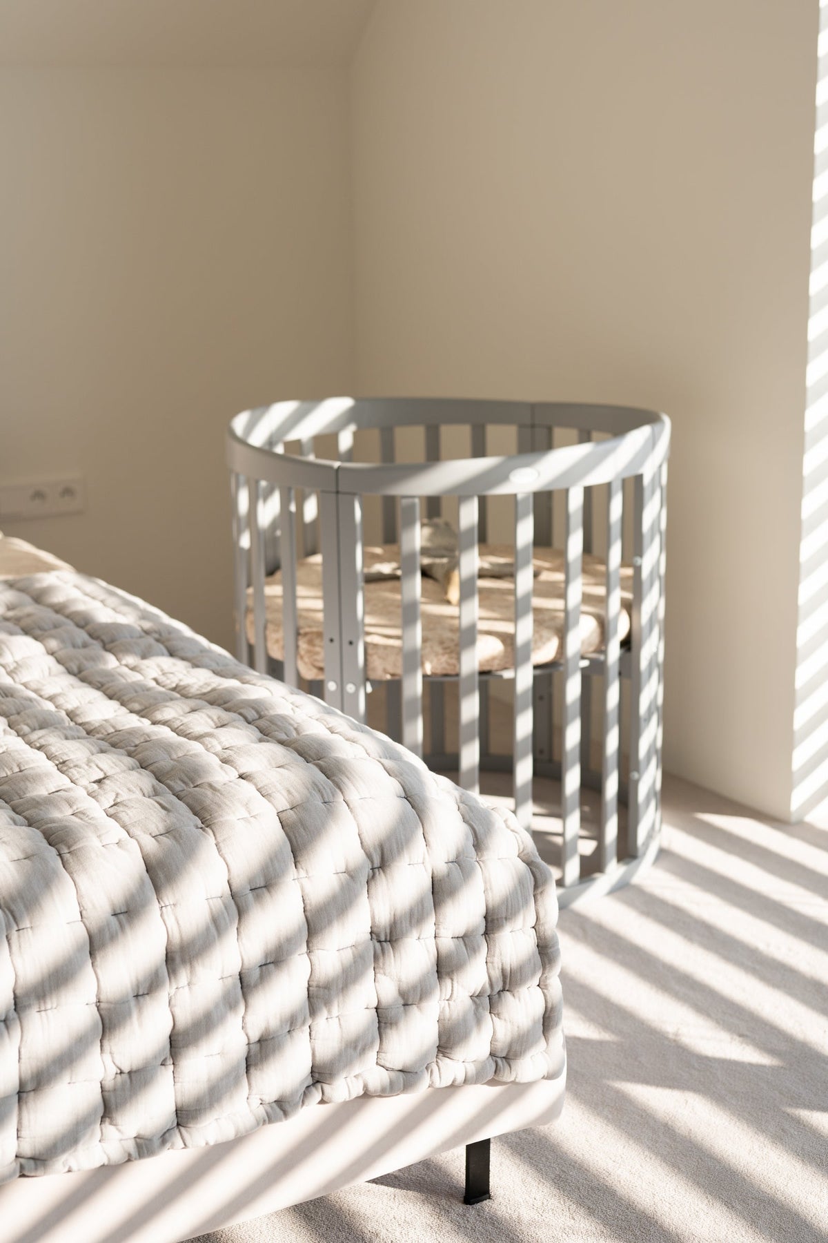 Lit Bébé 7en1 Ovale Gris – incluant Matelas