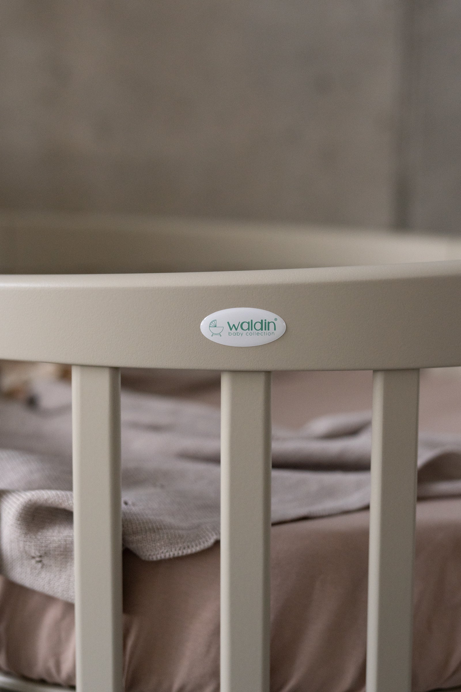 7in1 Babybett Oval Olive Bundle – inkl. Bett-Set, Matratze & Betthimmel