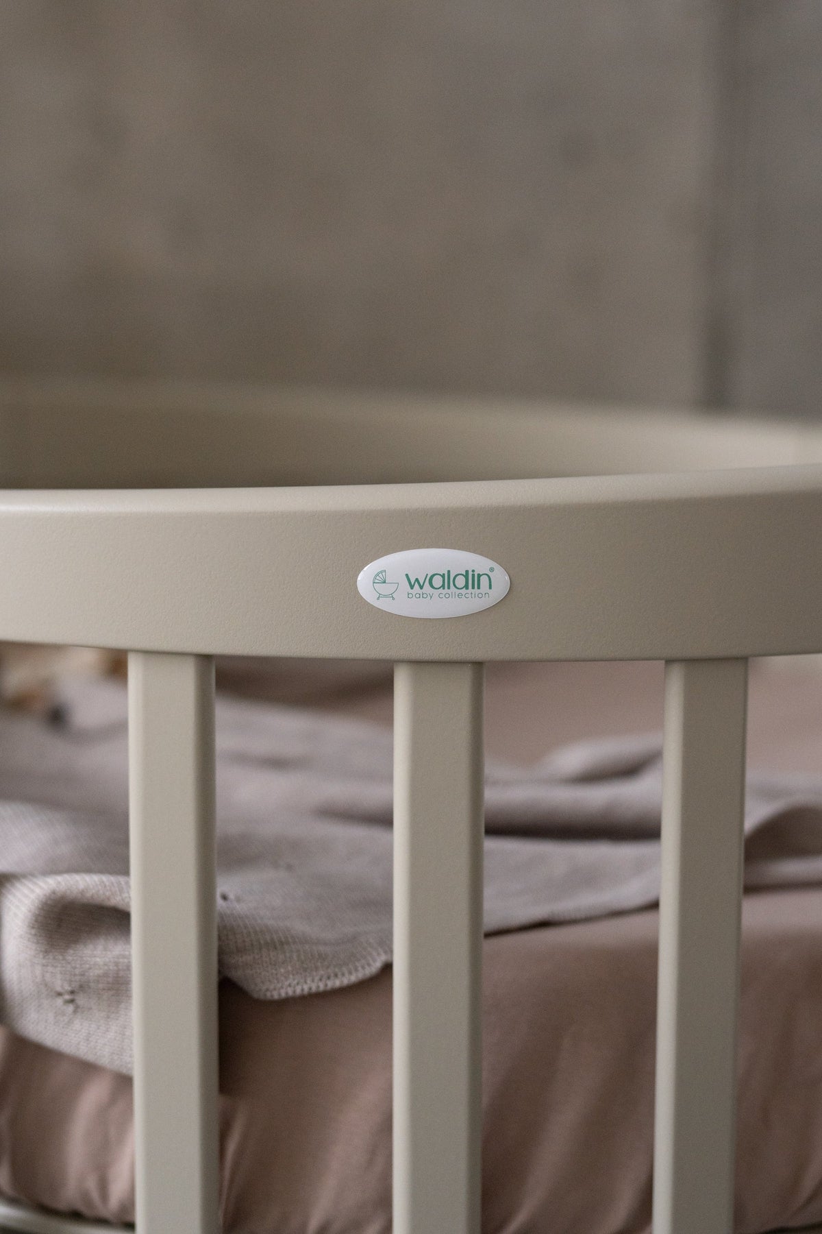 Lit Bébé 7en1 Ovale Olive – incluant Matelas