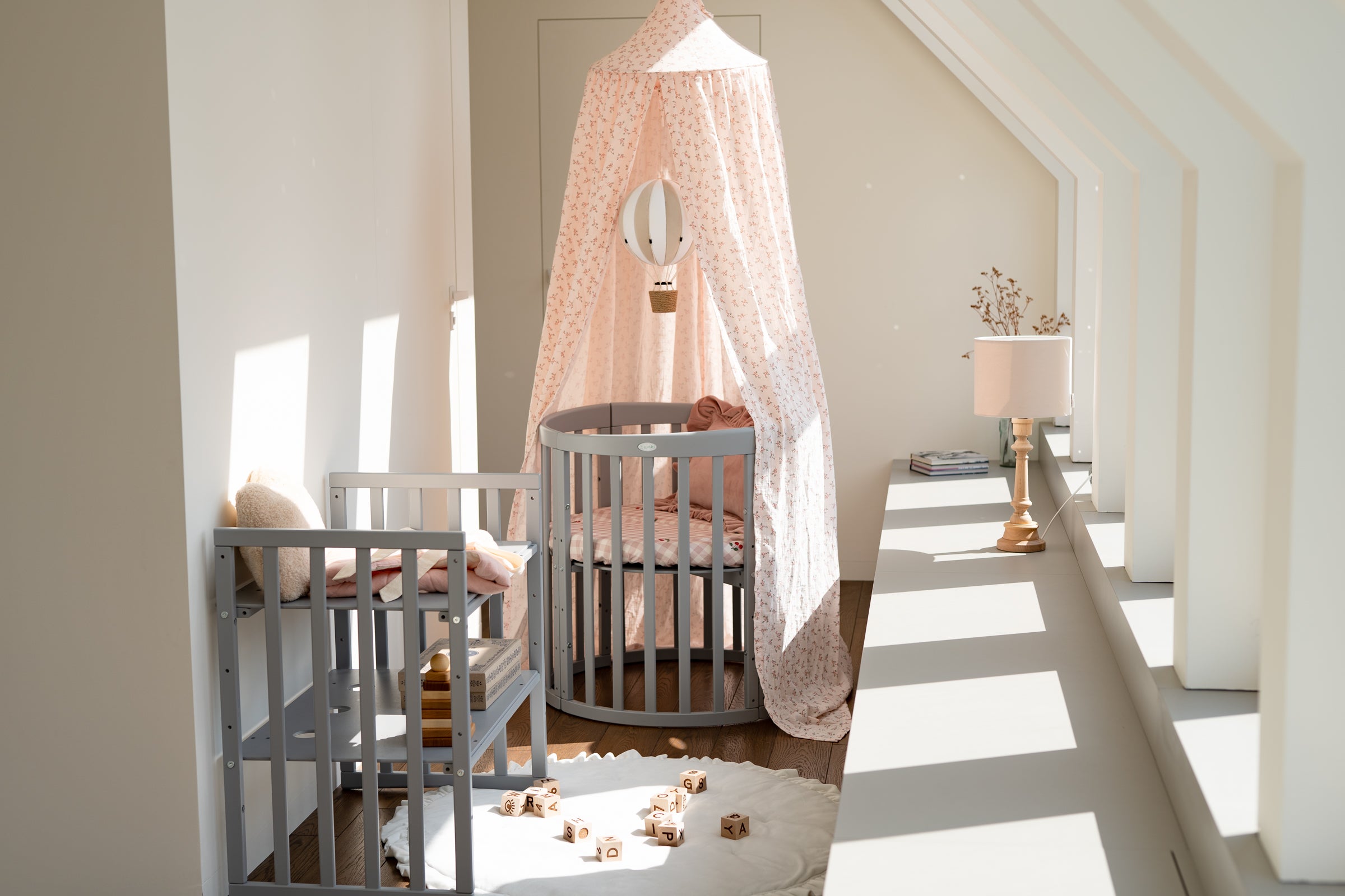 7in1 Babybett Oval Grau Bundle – inkl. Bett-Set, Matratze & Betthimmel