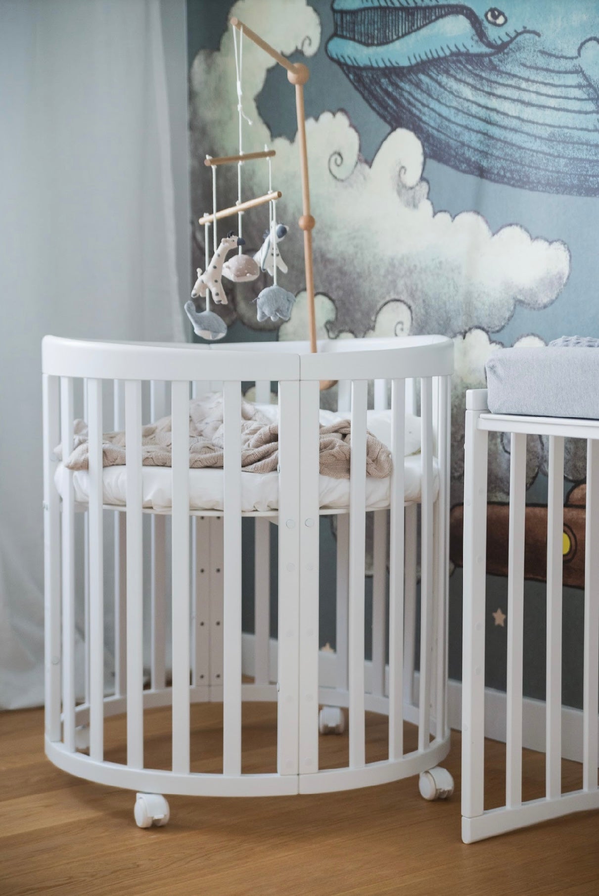7in1 Babybett Oval Weiss Bundle – inkl. Bett-Set, Matratze & Betthimmel