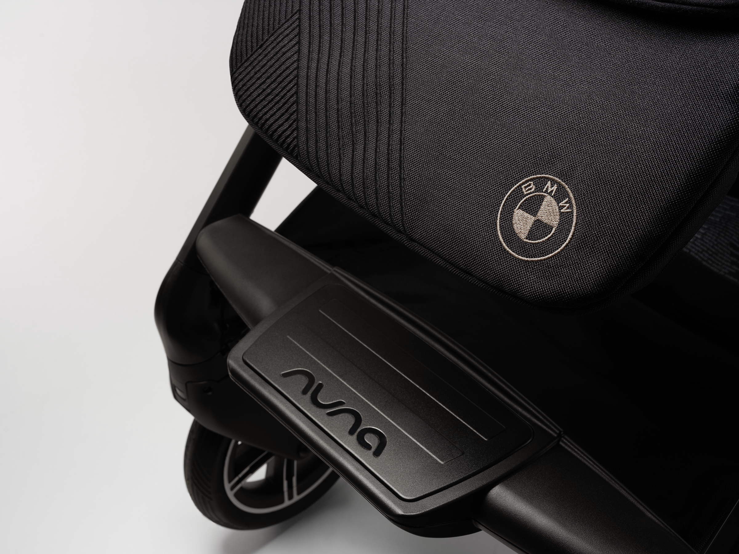Nuna Bundle 4in1 mixx™ next bmw kollektion inkl Arra Flex & Base Curv 360°