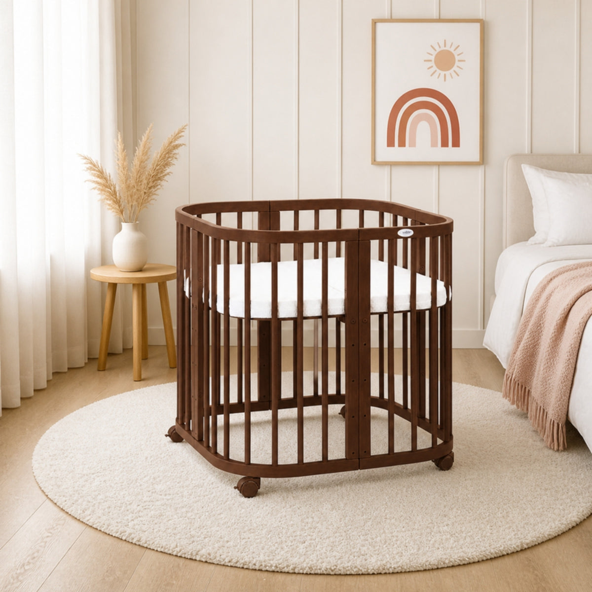 Kleines Babybett Quadi 7in1 Walnut im Elternschlafzimmer neben dem Bett