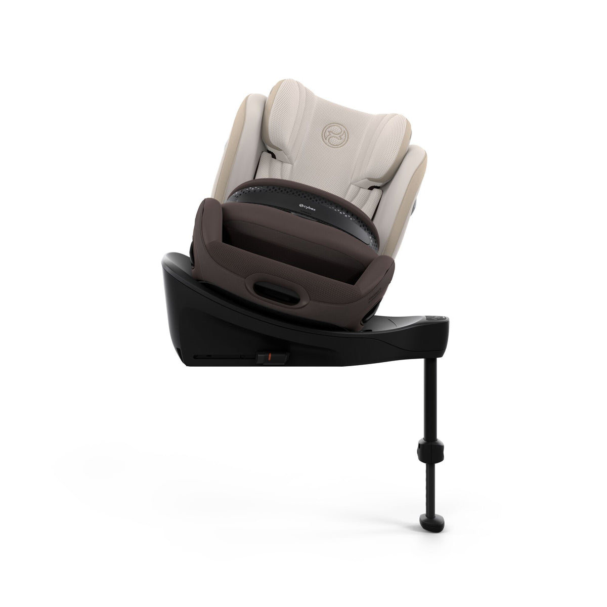 CYBEX Anoris Si Airbag Style Amber Brown – zur Autotür gedreht zum Hineinsetzen