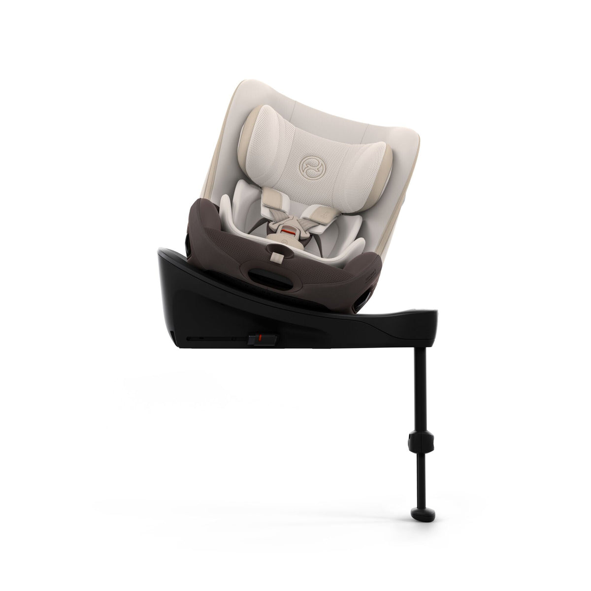 CYBEX Sirona S Style Amber Brown – zur Autotür gedreht, mit Komforteinlage