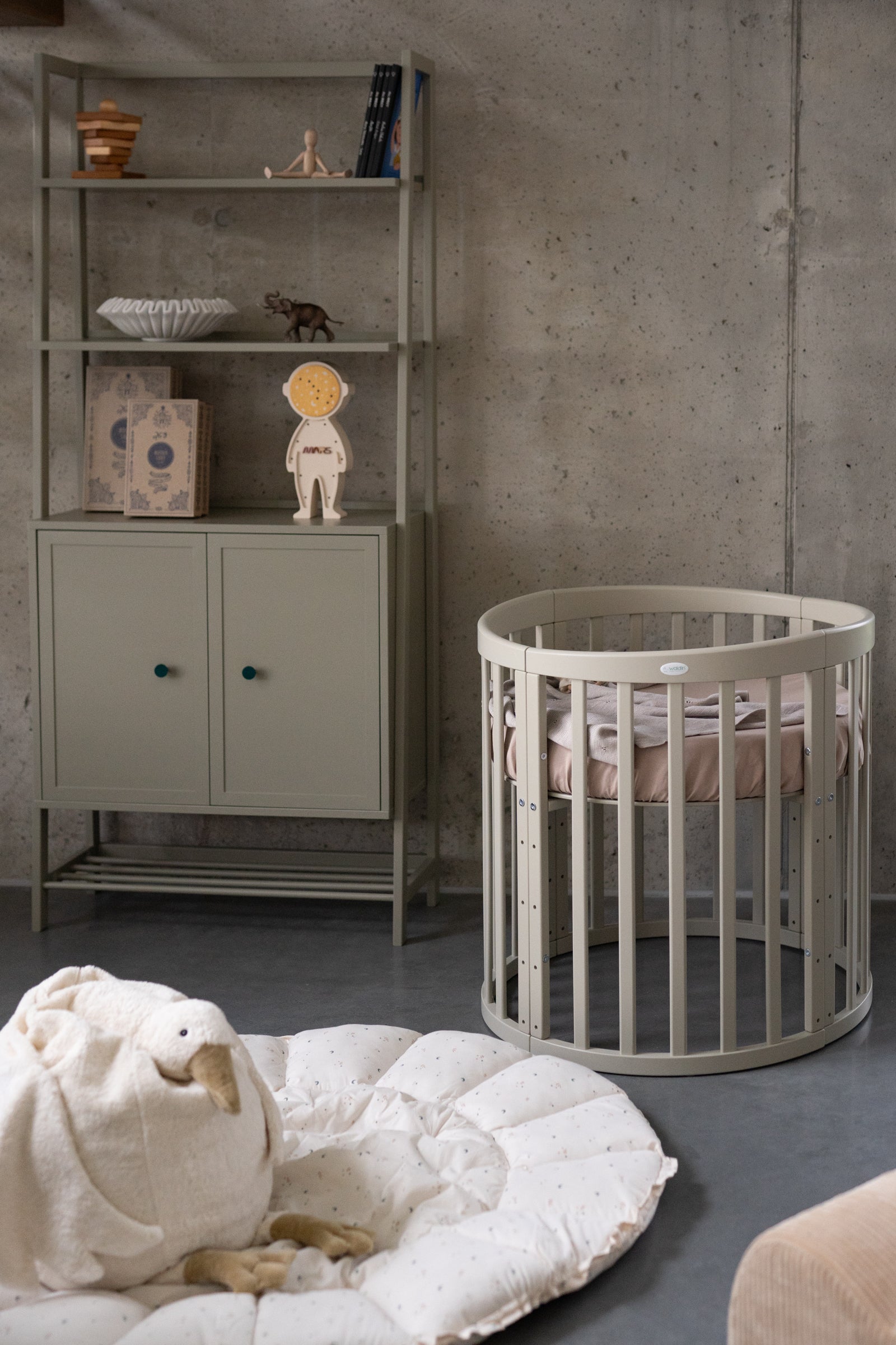 Babybett Kinderbett Oval Olive 7in1: Komplettset inkl. Matratzen, Bettwäsche, Bettschlange & Betthimmel