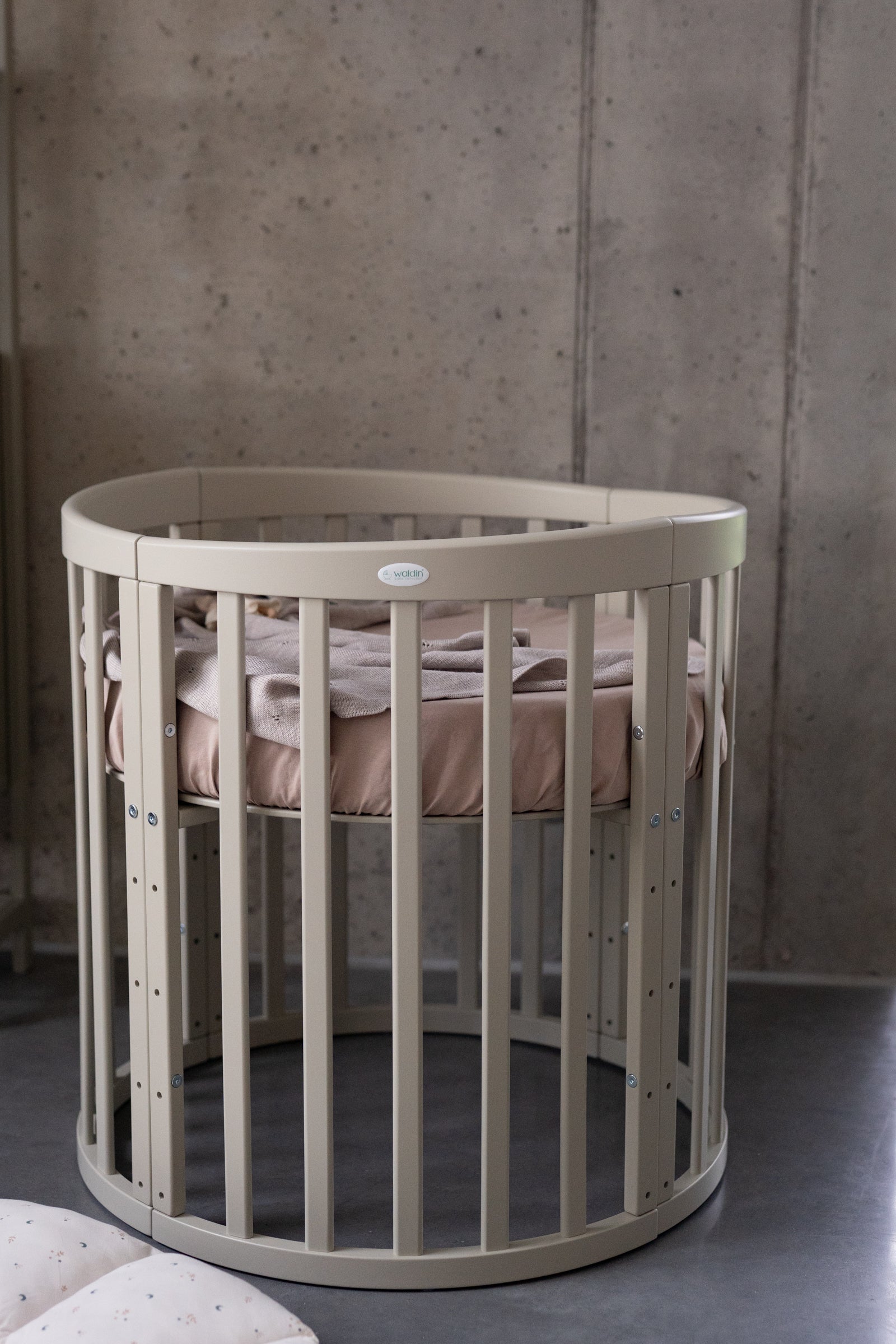 Babybett Kinderbett Oval Olive 7in1: Komplettset inkl. Matratzen, Bettwäsche, Bettschlange & Betthimmel