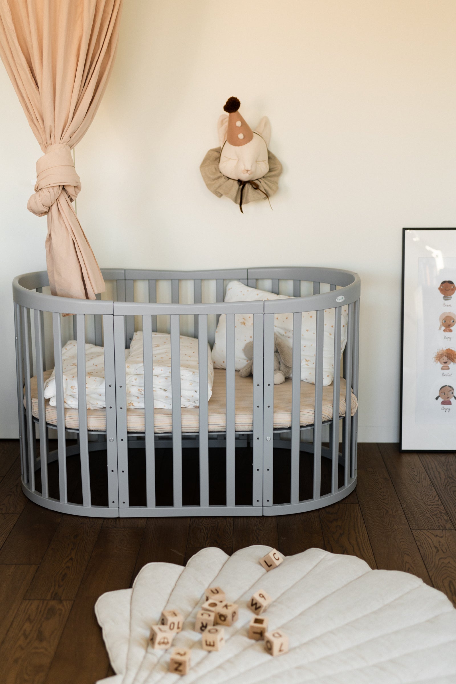 Babybett Kinderbett Oval Grau 7in1: Komplettset inkl. Matratzen, Bettwäsche, Bettschlange & Betthimmel