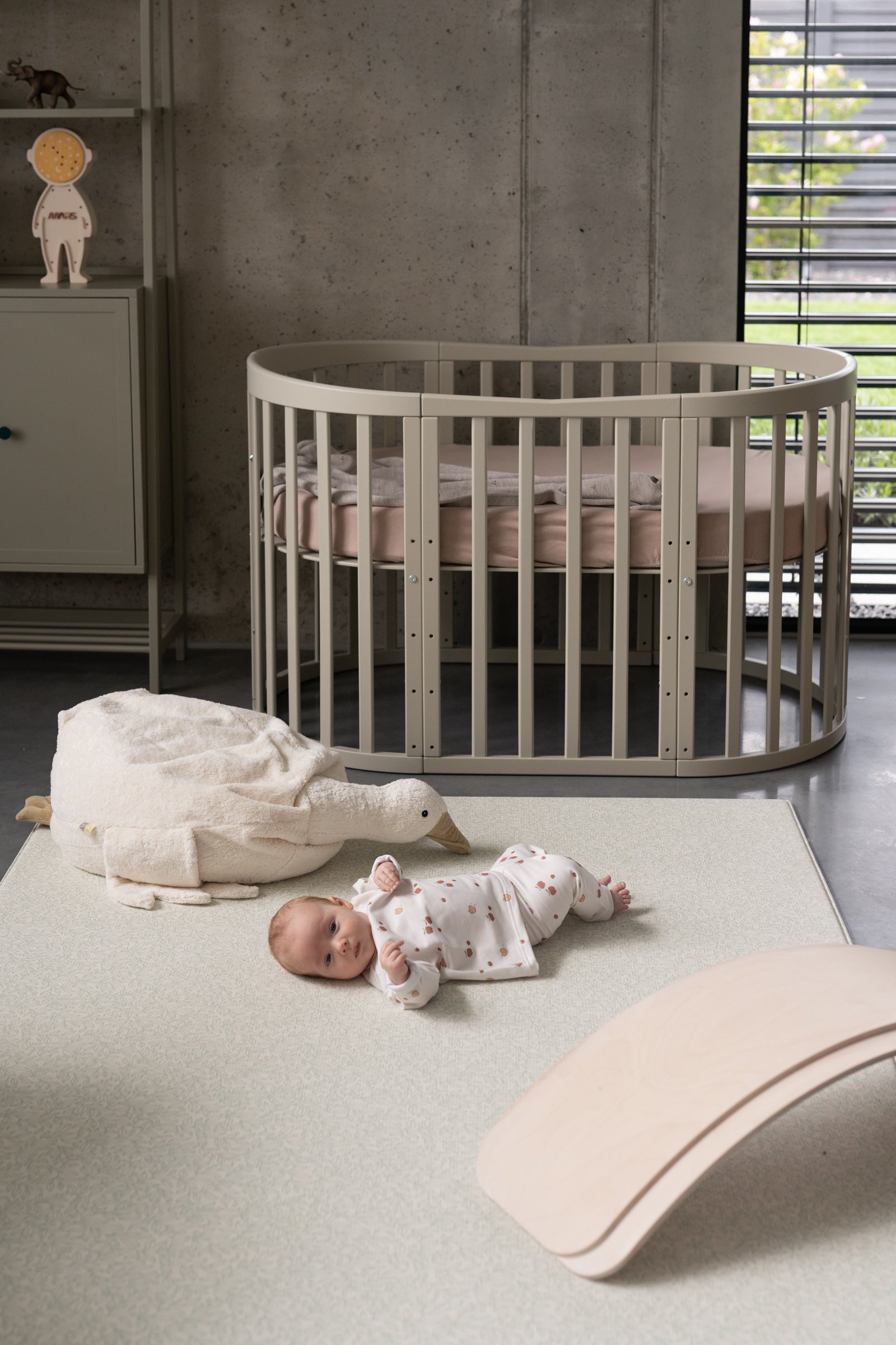 Babybett Kinderbett Oval Olive 7in1: Komplettset inkl. Matratzen, Bettwäsche, Bettschlange & Betthimmel