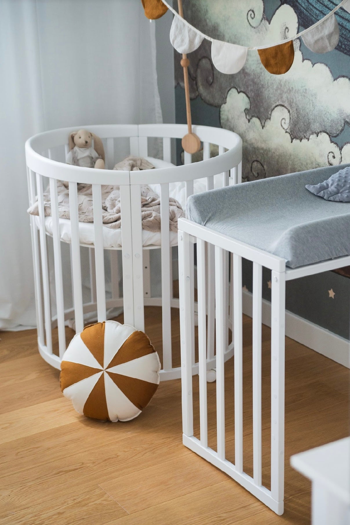 Babybett Kinderbett Oval Weiss 7in1: Komplettset inkl. Matratzen, Bettwäsche, Bettschlange & Betthimmel