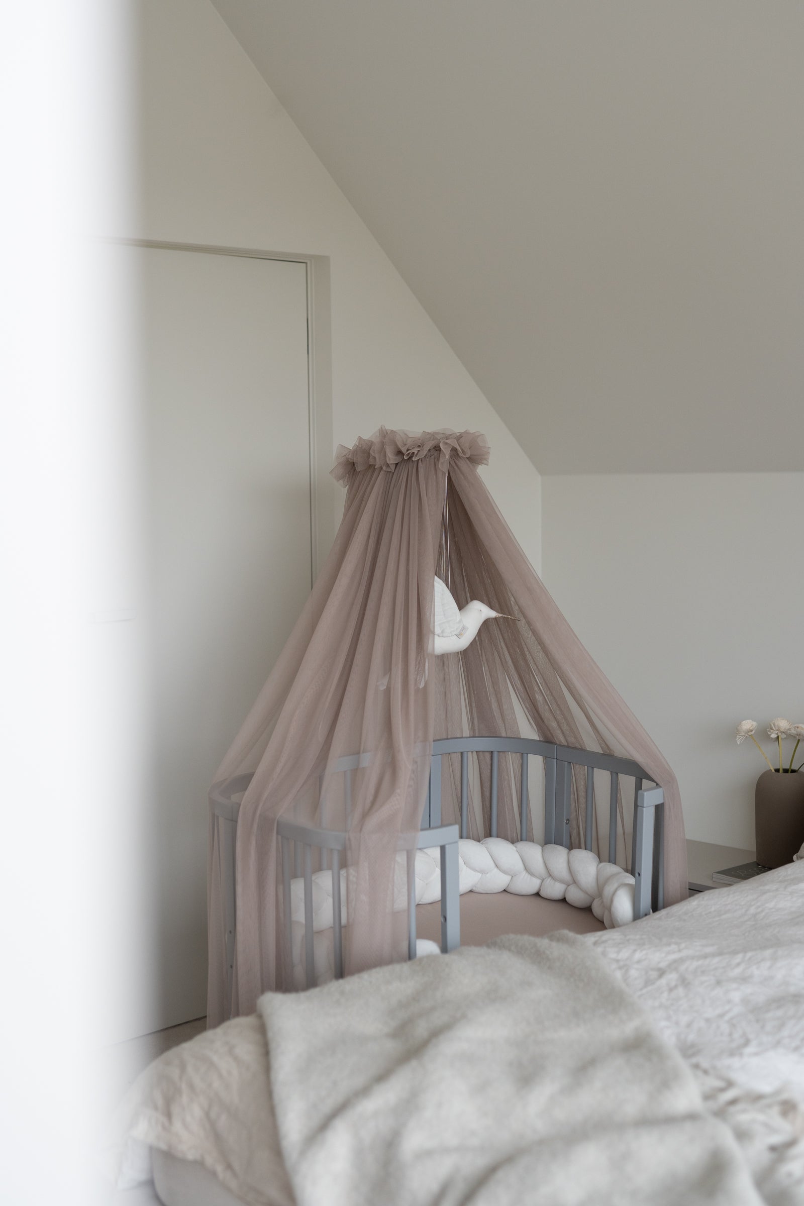 Baldachin aus Tüll in Taupe + Baldachin-Gestell