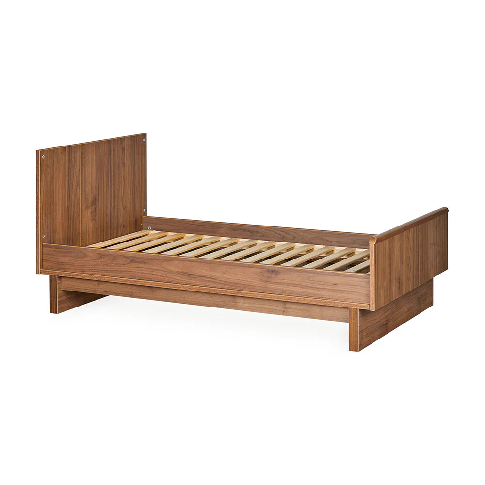Quax Babybett- und Kinderbett 70 x 140 'Kyo' Walnut