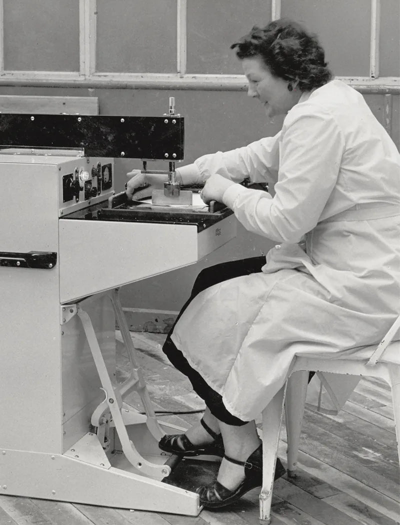 Historische Aufnahme einer Mitarbeiterin an einer Nähmaschine bei Silver Cross, um 1950