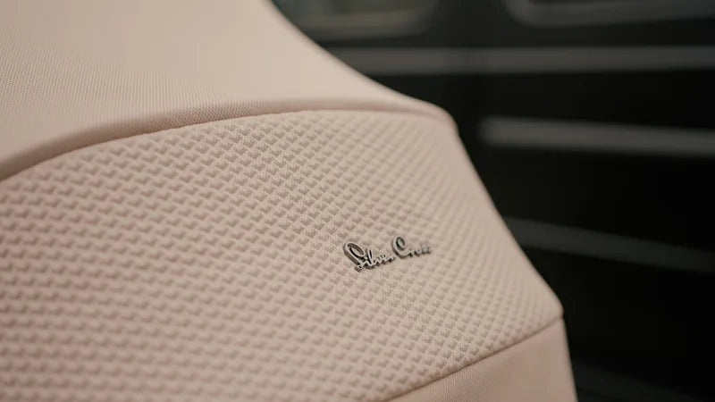Nahaufnahme des strukturierten Stoffs und Silver-Cross-Emblems der Frappé-Babywanne.