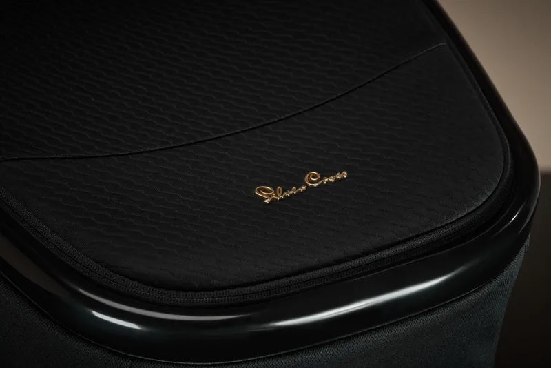Detail der Babywanne Reef 2 Special Edition Espresso mit schwarzem Stoff und Silver-Cross-Emblem