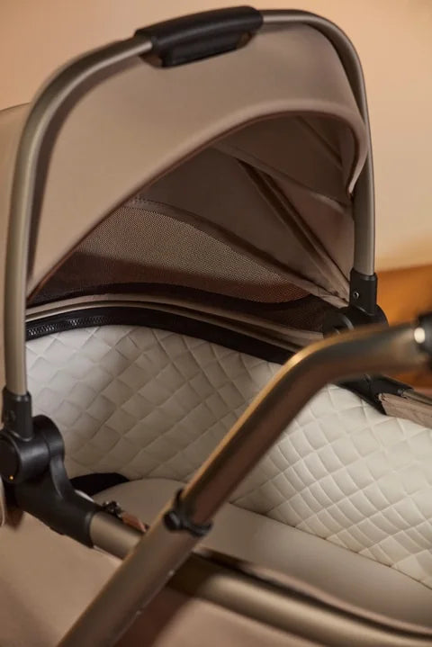 Gesteppte Innenausstattung und Belüftung der First Bed Babywanne