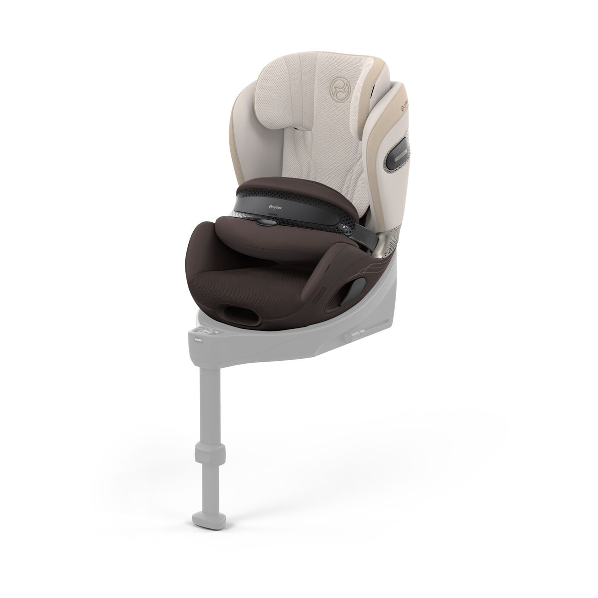 CYBEX Anoris S Airbag Style Amber Brown – Ansicht schräg von vorne auf der Base S (Basis separat erhältlich)