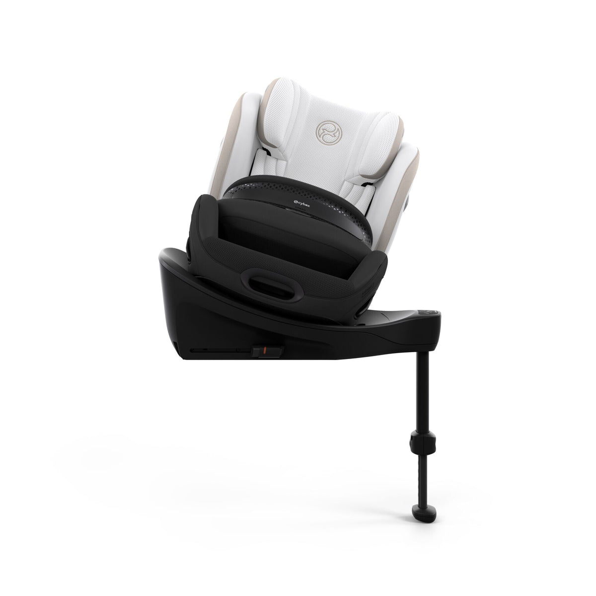 CYBEX Anoris S Airbag Style Off White – zur Autotür gedreht zum Hineinsetzen